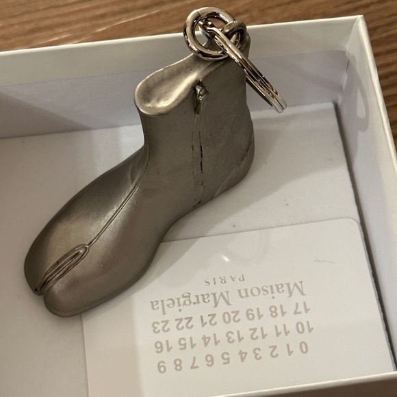 maison margiela tabi boots key ring - Picture 3 of 5